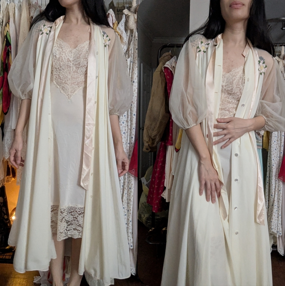 Vintage pale yellow/light beige robe peignor with floral embroideries
